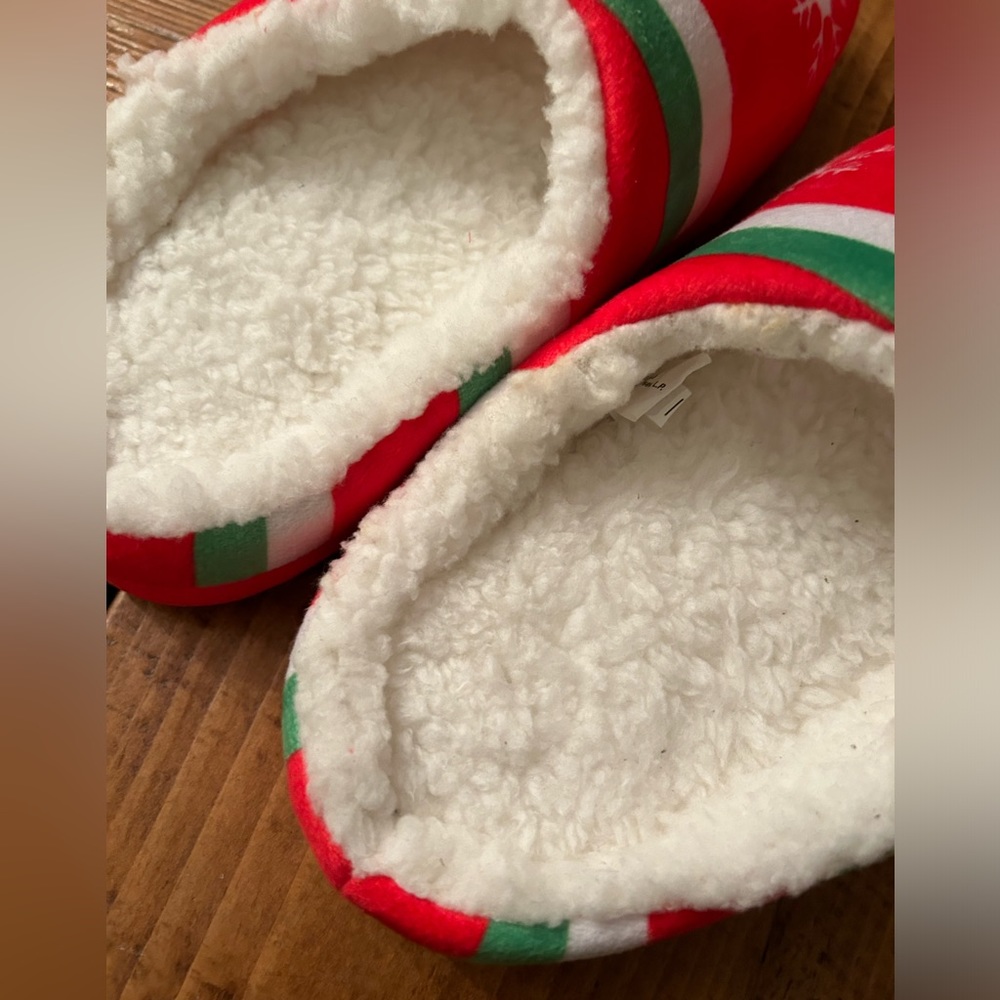 Grinch Slippers NWOT - Picture 5 of 8